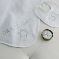 White Bris Gift Set(White Bris Gift Set) -Tiny Trendz Daniel Levi Blanket Baby Necklace Bib 3852